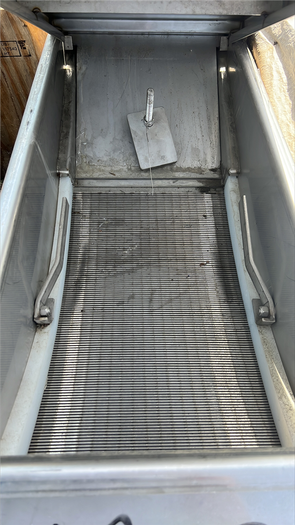 49" X 49" X 45" Vibrating Screen)